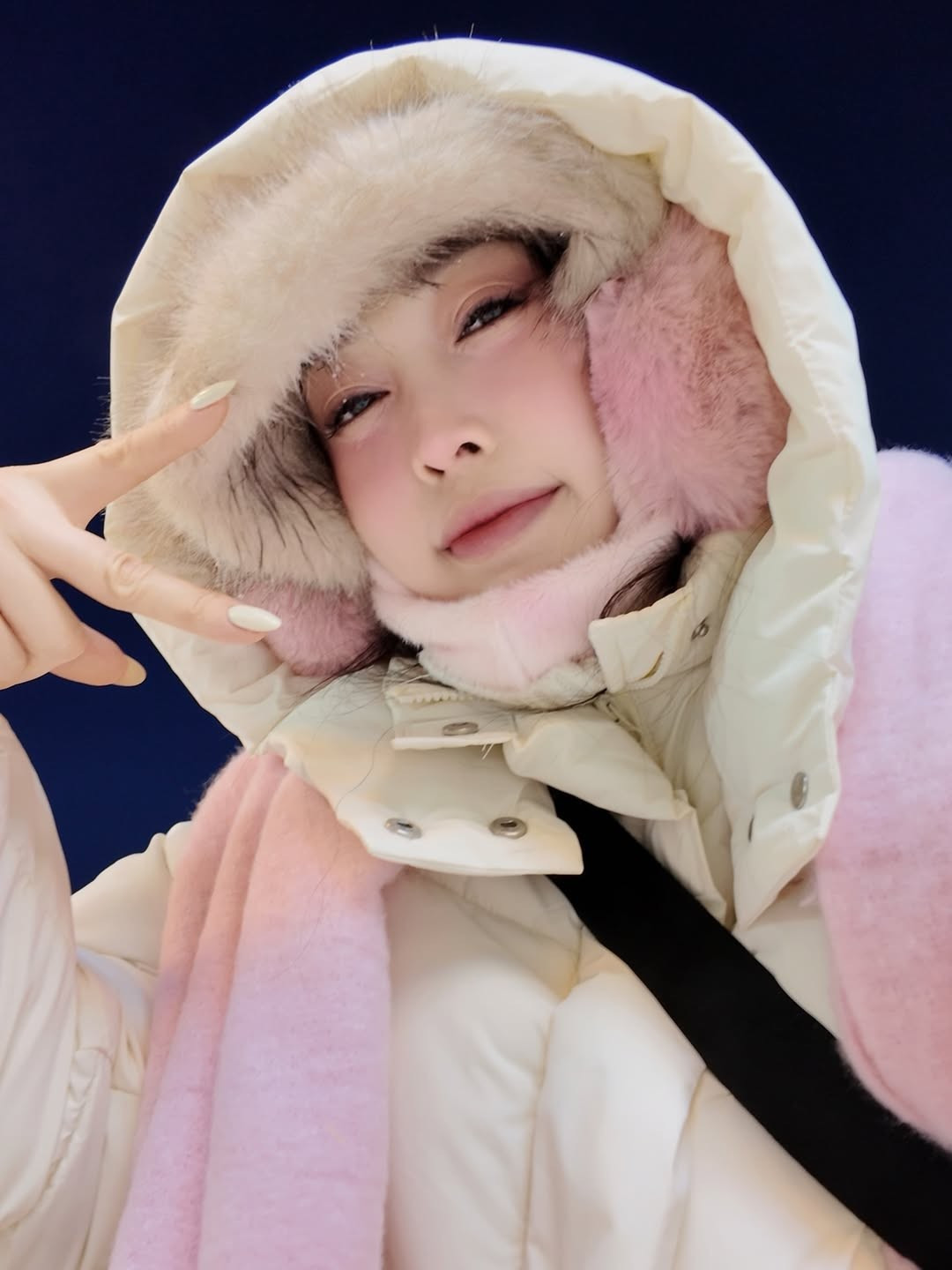 Dưới ống kính của ông xã Bình An, nhan sắc của Bùi Phương Nga thực sự trở thành tâm điểm của loạt ảnh. Dù trong điều kiện thời tiết khắc nghiệt, Á hậu 1 Hoa hậu Việt Nam 2018 vẫn giữ được vẻ ngoài rạng rỡ và tràn đầy sức sống. (Ảnh: IG @phuongngabui_)