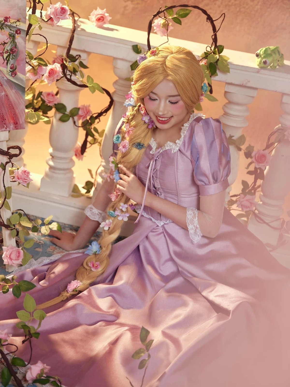 Cô nàng diện chiếc đầm tím đặc trưng của Rapunzel, mái tóc vàng dài được tết bím và cài hoa lãng mạn. (Ảnh: Jenny Huynh)