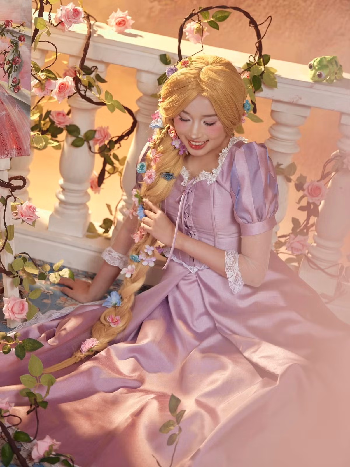 Cô nàng diện chiếc đầm tím đặc trưng của Rapunzel, mái tóc vàng dài được tết bím và cài hoa lãng mạn. (Ảnh: Jenny Huynh)