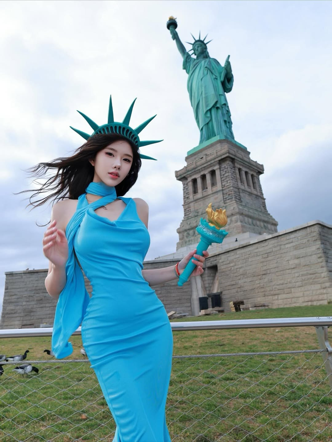 Nhân vật chính trong bộ ảnh đang được chia sẻ rầm rộ là hot girl Yuzi (Chương Vân Vân). Vốn nổi tiếng trên các nền tảng mạng xã hội nhờ vẻ ngoài ngọt ngào, cô nàng đã khiến người hâm mộ bất ngờ với màn "cosplay" độc đáo này. (Ảnh: IG @yuzi0519)