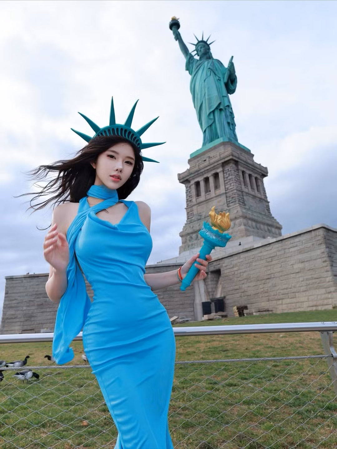 Nhân vật chính trong bộ ảnh đang được chia sẻ rầm rộ là hot girl Yuzi (Chương Vân Vân). Vốn nổi tiếng trên các nền tảng mạng xã hội nhờ vẻ ngoài ngọt ngào, cô nàng đã khiến người hâm mộ bất ngờ với màn "cosplay" độc đáo này. (Ảnh: IG @yuzi0519)