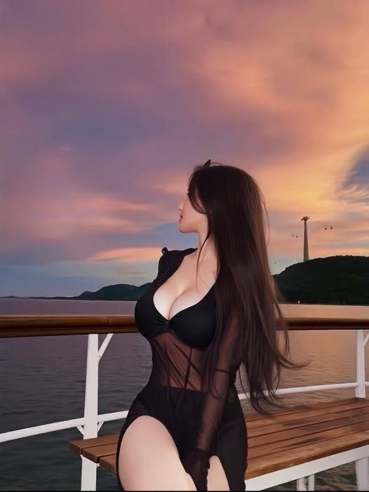 Trong ảnh, người đẹp sinh năm 1997 chọn một chiếc đầm lưới xuyên thấu màu đen, thiết kế ôm sát cơ thể, khéo léo khoe trọn đường cong nóng bỏng và vòng một đầy đặn, quyến rũ. (Ảnh: FBNV)