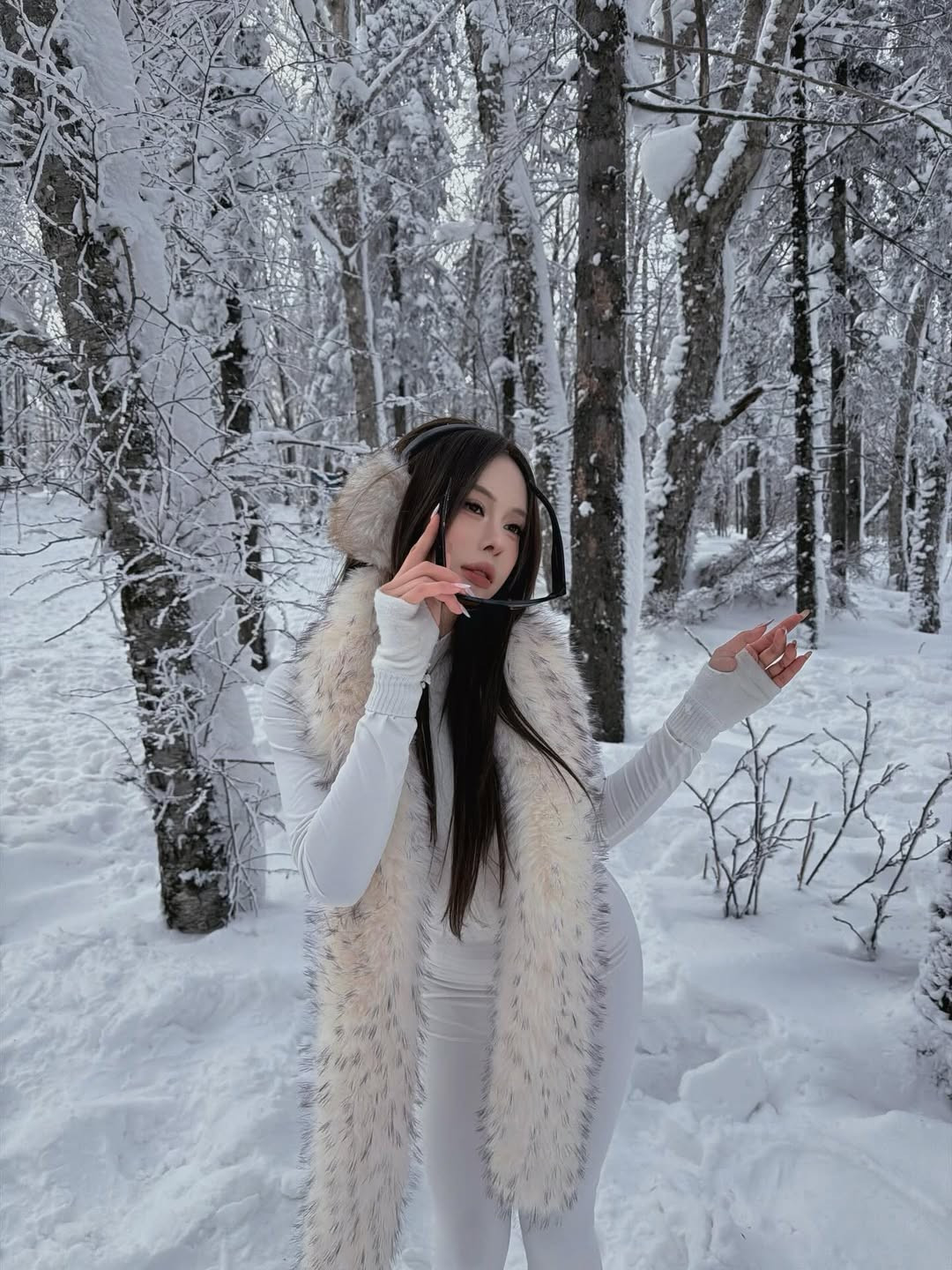 Giữa cái lạnh dưới 0 độ của vùng Đông Bắc Trung Quốc, cô nàng không chọn những bộ đồ phao dày cộm che hết dáng mà thay vào đó là bộ trang phục ôm sát đầy táo bạo.