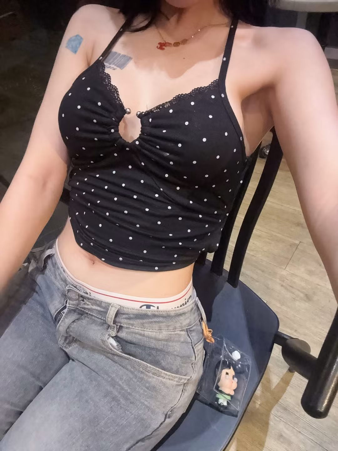 Ly đồ uống trên tay càng làm không khí buổi chiều thêm phần chill – đúng chuẩn “vừa học vừa tận hưởng cuộc sống”. Đặc biệt, chiếc vòng cổ có mặt dây Chanel đỏ nhỏ xinh cũng là điểm nhấn không thể bỏ qua trong outfit lần này. Trong một góc hình cận, cô nàng khoe trọn vòng eo thon gọn khiến người đối diện phải xuýt xoa.