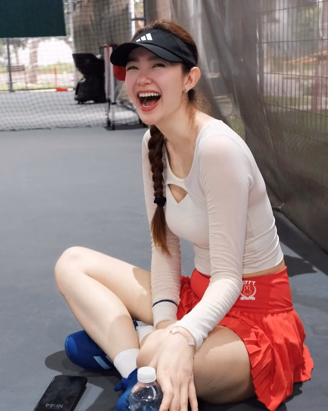 Minh Hằng mới chỉ chơi pickleball ít tháng trở lại đây, thế nhưng cô nàng bày tỏ niềm yêu thích với bộ môn hot hit này, nữ ca sĩ còn đảm nhận vai trò Đại sử cho một giải Pickleball.