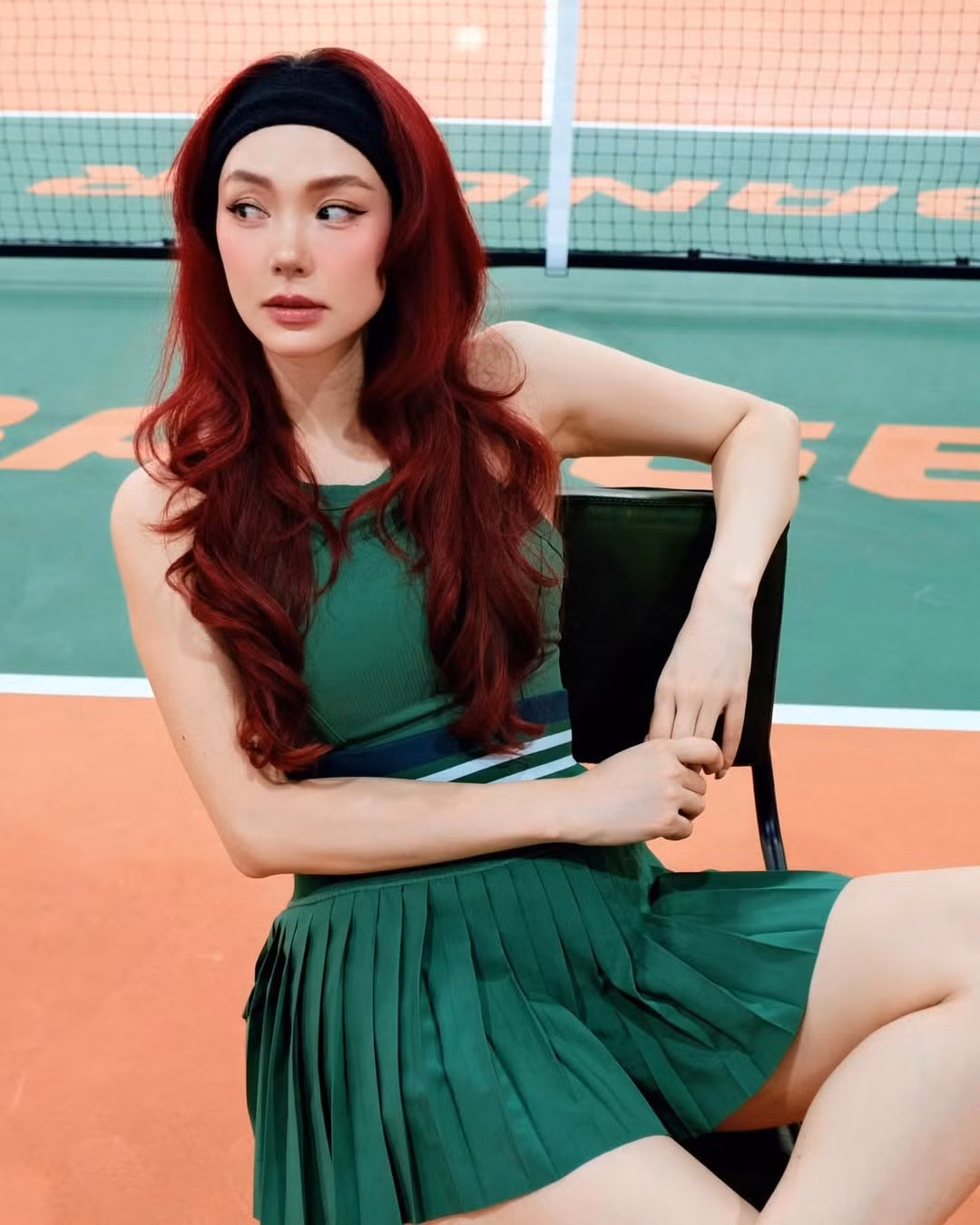 Trong loạt ảnh, Minh Hằng tự tin khoe vẻ đẹp tươi tắn cùng vóc dáng thon gọn, khỏe khoắn.