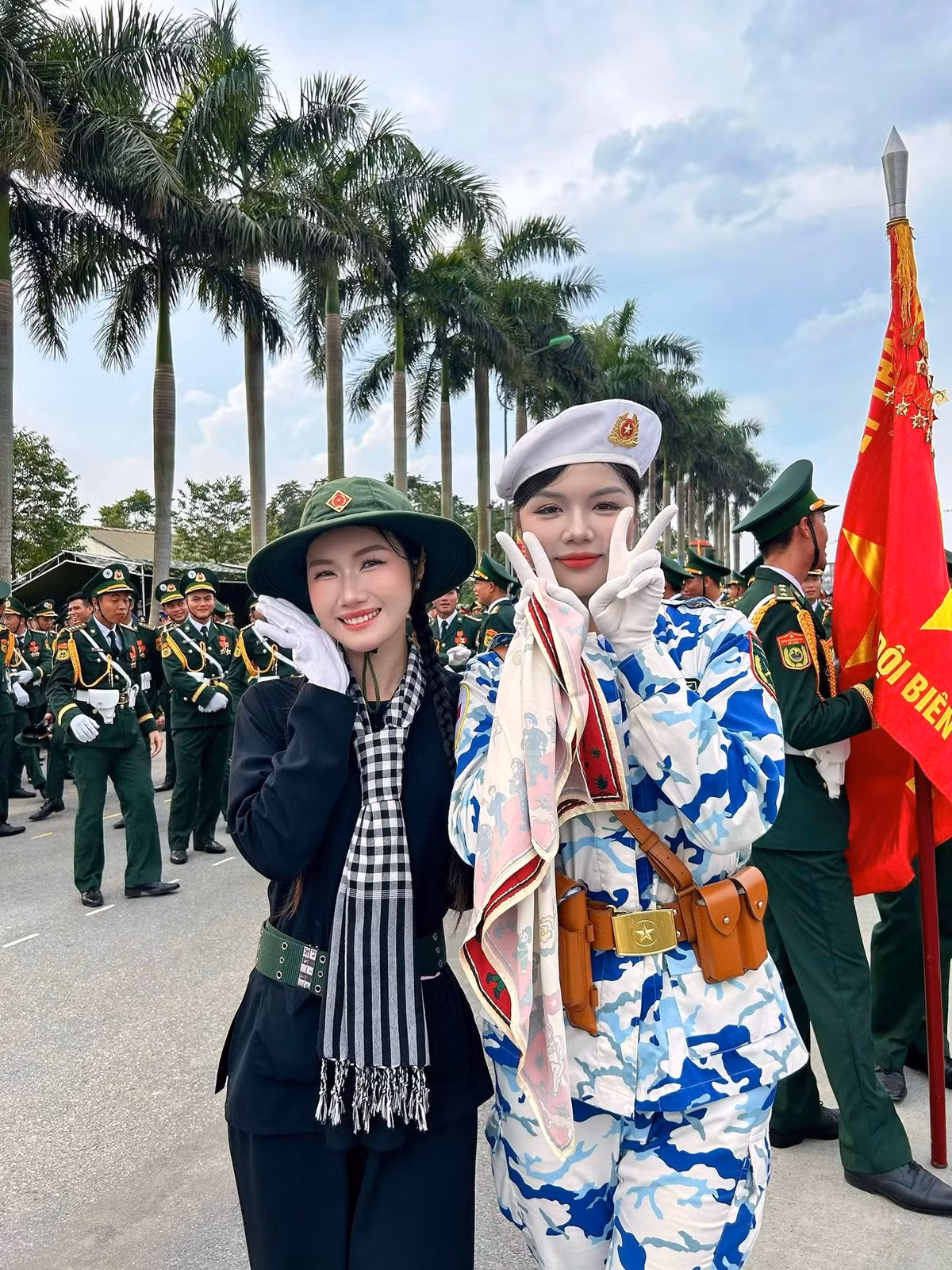 Trên trang cá nhân, Thiên Phúc đăng tải loạt khoảnh khắc tranh thủ những lúc nghỉ ngơi để chụp ảnh cùng các chiến sĩ khác. (Ảnh: FBNV)