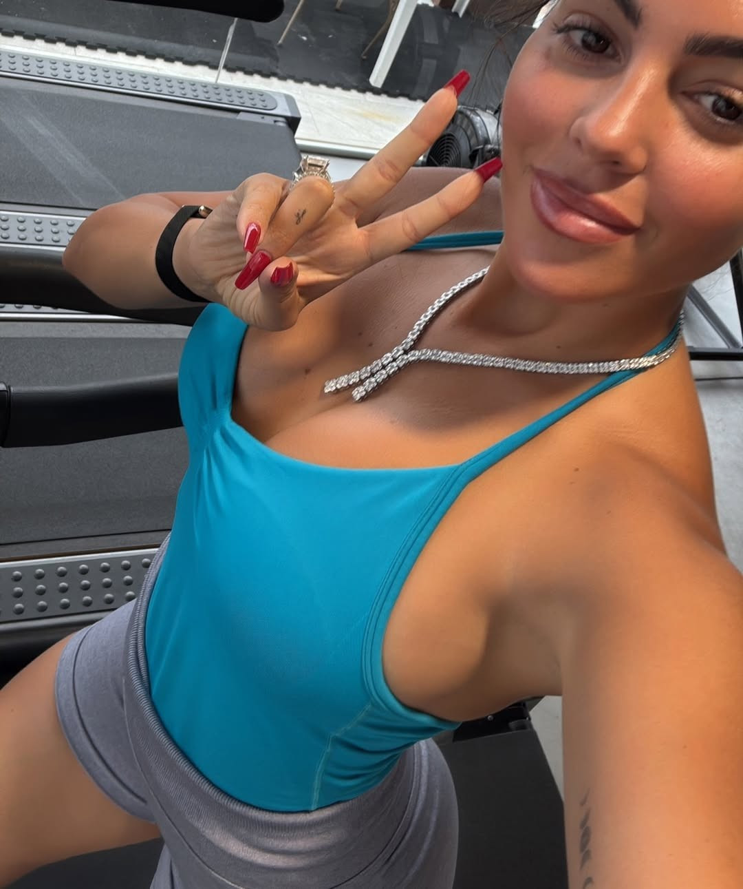 Không chỉ làm mẫu, Georgina còn là một influencer khủng với hơn 60 triệu lượt theo dõi trên Instagram. (Ảnh: Instagram @georginagio)