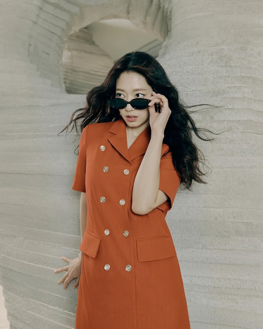 Cô thường xuyên được khen ngợi về khả năng "quản lý bản thân" cực tốt qua chế độ ăn uống và luyện tập, giữ vững phong độ "visual" dù trong các vai nữ sinh hay những vai diễn trưởng thành.