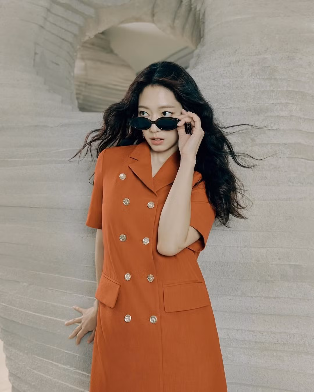 Cô thường xuyên được khen ngợi về khả năng "quản lý bản thân" cực tốt qua chế độ ăn uống và luyện tập, giữ vững phong độ "visual" dù trong các vai nữ sinh hay những vai diễn trưởng thành.