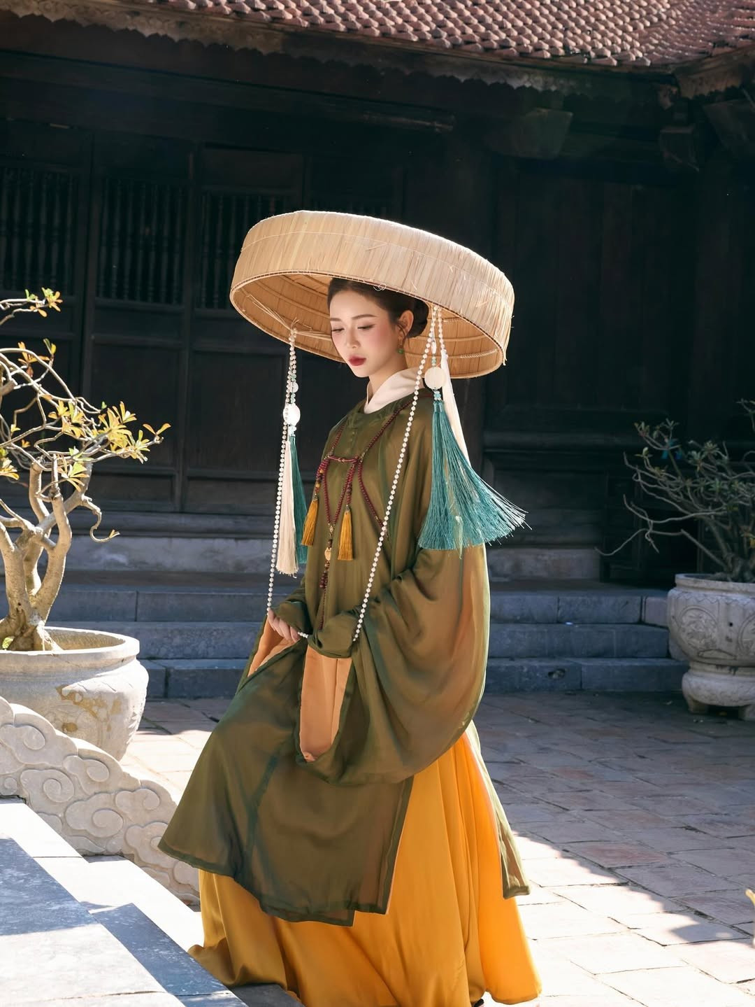 Mai Hà Hoàng Yến bắt đầu trở thành hiện tượng mạng xã hội vào khoảng năm 2018 nhờ một đoạn clip ngắn 10 giây ghi lại khoảnh khắc che nắng cho bạn thân. Gương mặt trong trẻo, nụ cười rạng rỡ cùng tà áo dài trắng nữ sinh lúc bấy giờ đã khiến cô được ưu ái gọi bằng những cái tên như "hot girl che nắng" hay "thiên thần áo trắng". (Ảnh: IGNV)