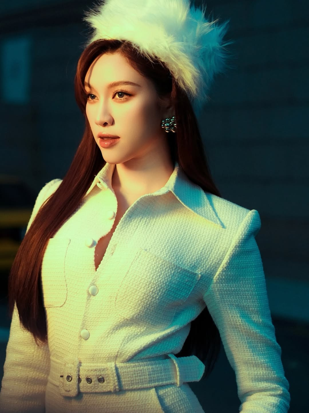 Rời xa ánh đèn sân khấu lung linh, cô nàng chọn cho mình bối cảnh ngoài trời với những bông tuyết rơi nhẹ nhàng, tạo nên một không gian vừa lãng mạn vừa sang trọng. (Ảnh: IGNV)