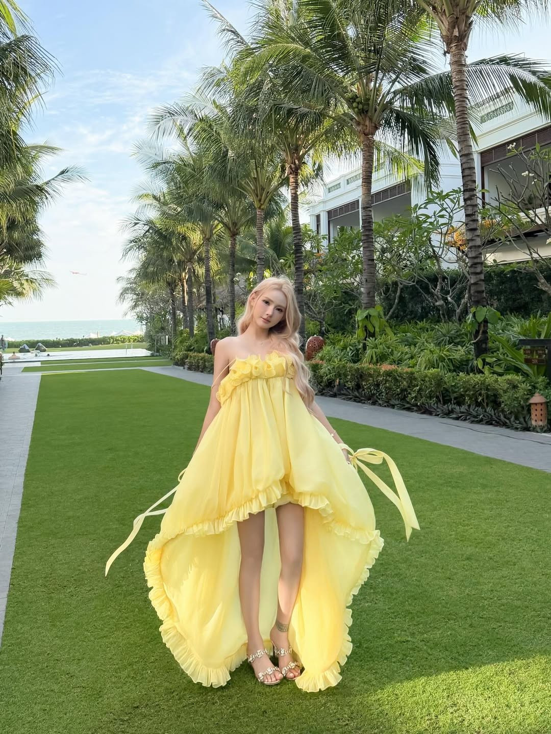 Mái tóc dài uốn sóng nước với tông màu vàng bạch kim cực kỳ kén mặt nhưng lại là "vũ khí" giúp Jenny Yến trông như một nàng công chúa bước ra từ truyện cổ tích. (Ảnh: IGNV)