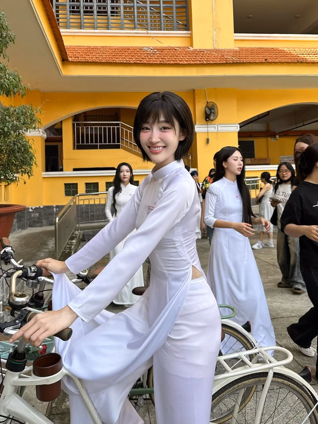 Trên nền nhạc dịu dàng, dàn cast đình đám xuất hiện trong bối cảnh sân trường: ngồi đọc sách, đạp xe, viết lưu bút hay tinh nghịch tạo dáng bên nhau.