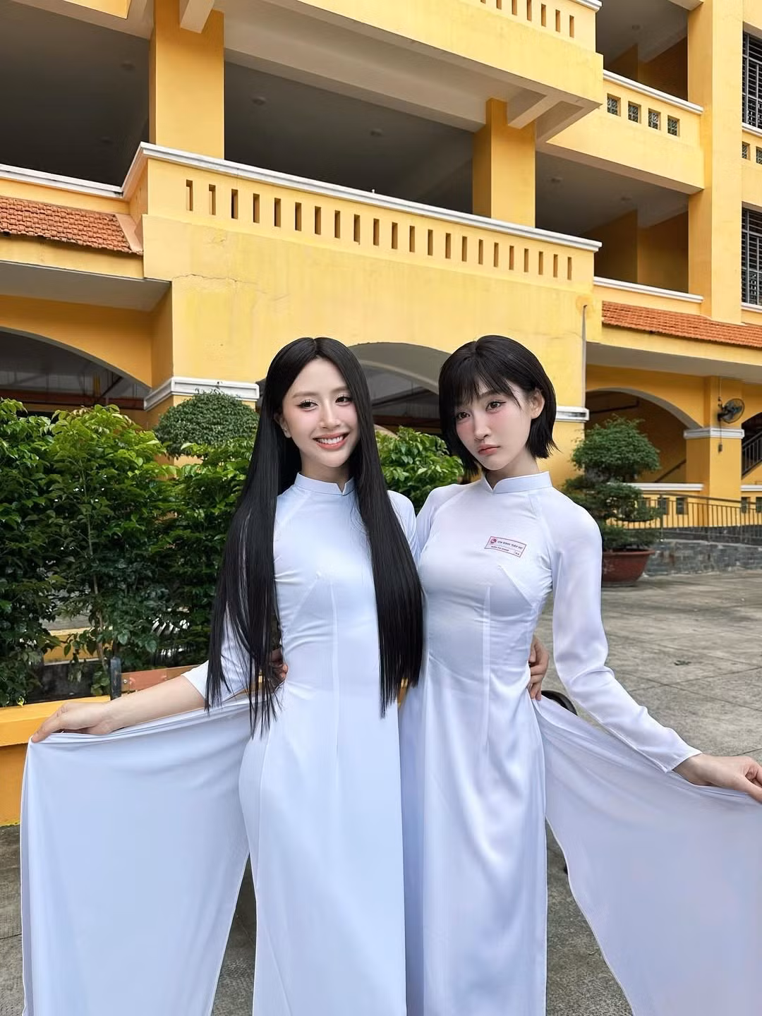 Tâm điểm visual lần này gọi tên Quỳnh Anh Shyn. Sau nhiều tập đổi màu tóc liên tục với hình tượng cá tính, nữ fashionista khiến dân tình thích thú khi bất ngờ trở lại hình ảnh dịu dàng, trong trẻo, tóc dài đen để "hợp vibe" nữ sinh.