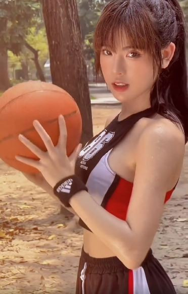 Không chỉ sở hữu hình thể cân đối, Tố Uyên còn gây ấn tượng với gương mặt xinh xắn, cuốn hút. Mái tóc cột cao, hơi ẩm ướt cùng những giọt mồ hôi lấm tấm sau khi vận động càng khiến cô nàng toát lên vẻ ngoài khỏe khoắn và đầy sức sống. (Ảnh: FBNV)