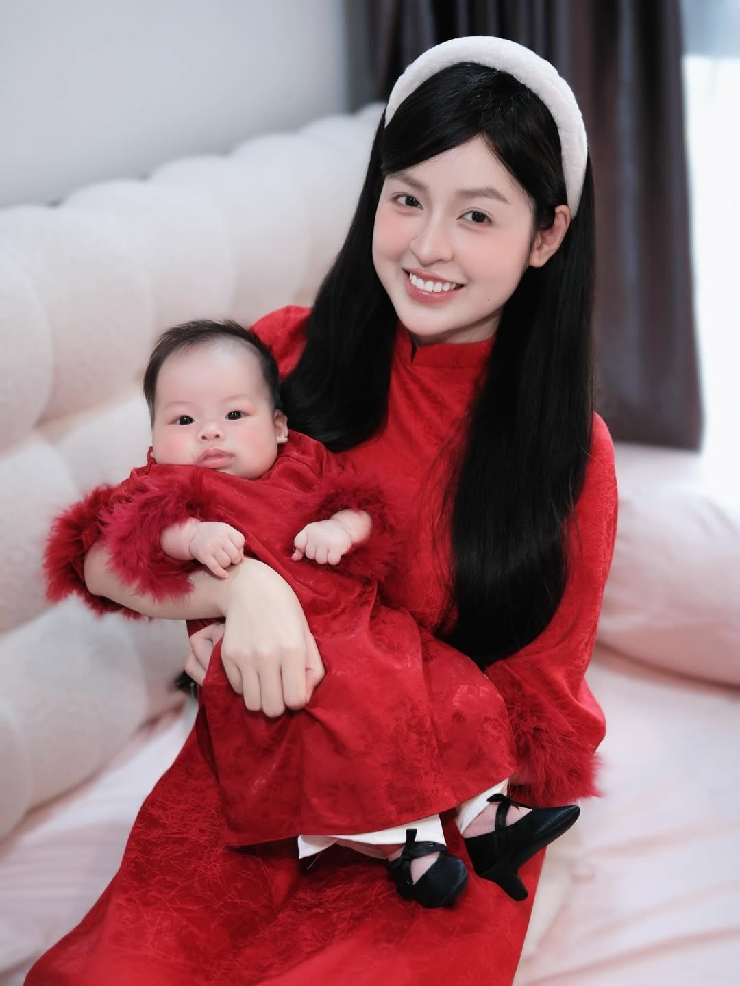 Điểm nhấn của bộ trang phục nằm ở chi tiết lông vũ ở cổ tay, kết hợp cùng chiếc mấn đội đầu màu trắng đơn giản nhưng tinh tế. (Ảnh: IGNV)