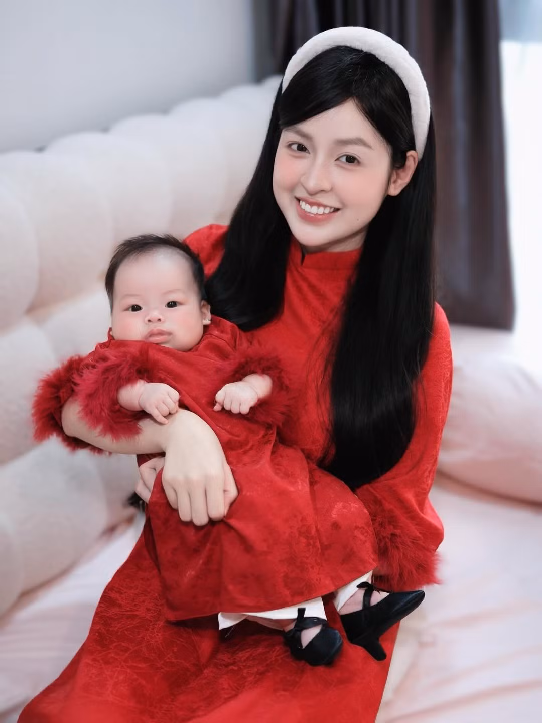 Điểm nhấn của bộ trang phục nằm ở chi tiết lông vũ ở cổ tay, kết hợp cùng chiếc mấn đội đầu màu trắng đơn giản nhưng tinh tế. (Ảnh: IGNV)