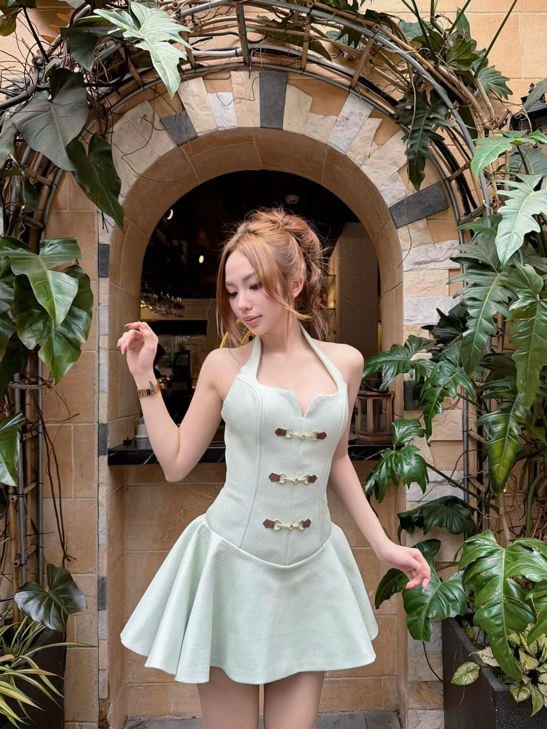 Gương mặt của nữ DJ được trang điểm theo tone hồng đào trong trẻo, kết hợp cùng kiểu tóc búi cao đánh rối nhẹ nhàng, để lộ những sợi tóc mai bay bổng. (Ảnh: IGNV)