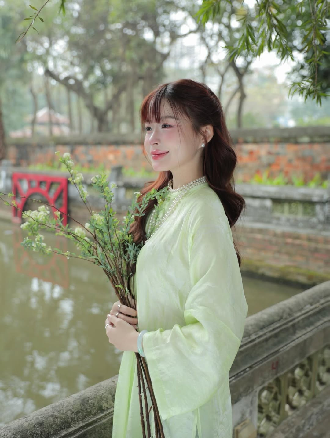 Layout trang điểm tông hồng đào trong trẻo, nhấn vào đôi mắt to tròn và làn môi mọng, giúp Chao trông giống như một "nàng thơ" bước ra từ tranh vẽ. Không cần tạo dáng cầu kỳ, chỉ với những góc nghiêng thần thánh bên nhành hoa trắng, Chao đã khoe trọn thần thái sang chảnh vốn có. (Ảnh: IGNV)