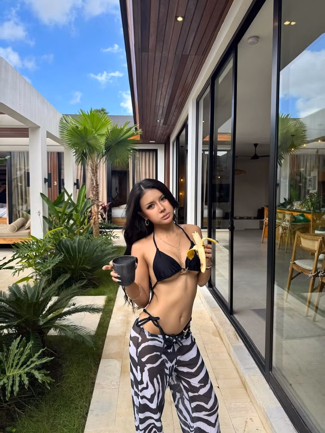 Chất liệu vải quần bay bổng tạo cảm giác thanh lịch, mang đến điểm nhấn tương phản với chiếc áo tối giản.