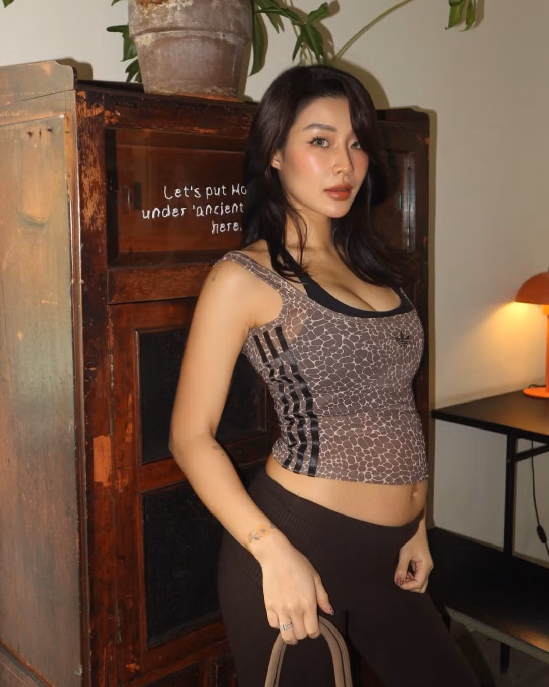 Thanh Huyền vui vẻ bày tỏ trên trang cá nhân: "Mấy chị em Gen Z", cùng với đó, bà xã Justatee - Trâm Anh cũng chia sẻ một cách hóm hỉnh: "Bính Ngọ họp mặt Canh Ngọ trước thềm tất niên Ất Tỵ", bình luận dưới bài viết, Sokvy thể hiện sự vui vẻ lạc quan: "Không gì vui hơn chửa đẻ cùng nhau".