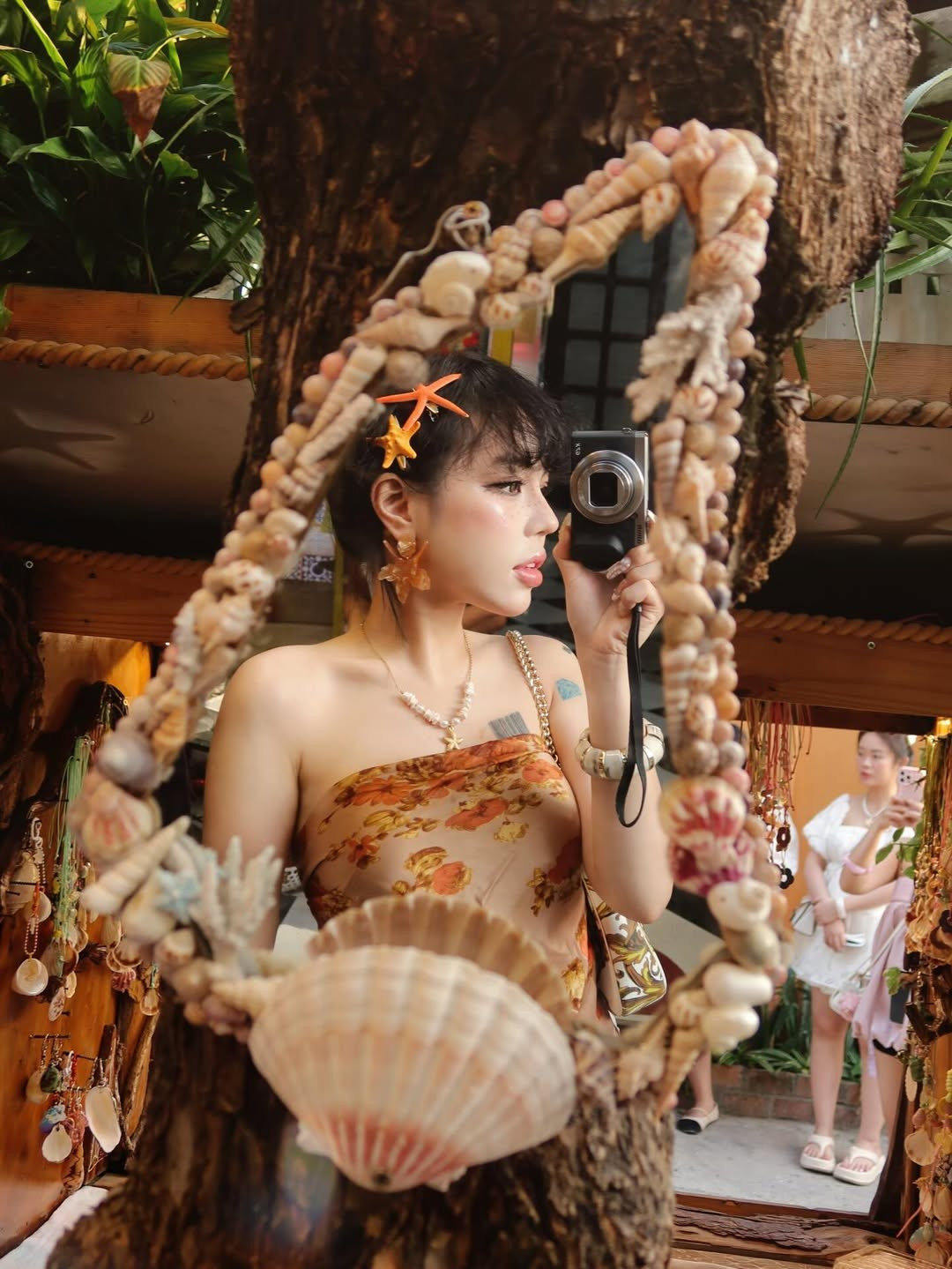 Cô nàng cực kỳ chăm chút cho các món đồ đi kèm như vòng cổ ngọc trai mix vỏ sò, vòng tay bản lớn và đặc biệt là những chiếc kẹp tóc hình sao biển rực rỡ, tạo nên điểm nhấn cực kỳ ngọt ngào trên mái tóc xoăn nhẹ. (Ảnh: IGNV)