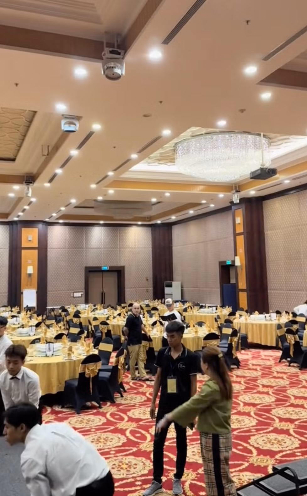 Sự kiện đánh dấu cột mốc đặc biệt trong hành trình làm cha mẹ của cặp đôi nổi tiếng, đồng thời thu hút nhiều chú ý bởi mức độ đầu tư hoành tráng không kém lễ cưới.