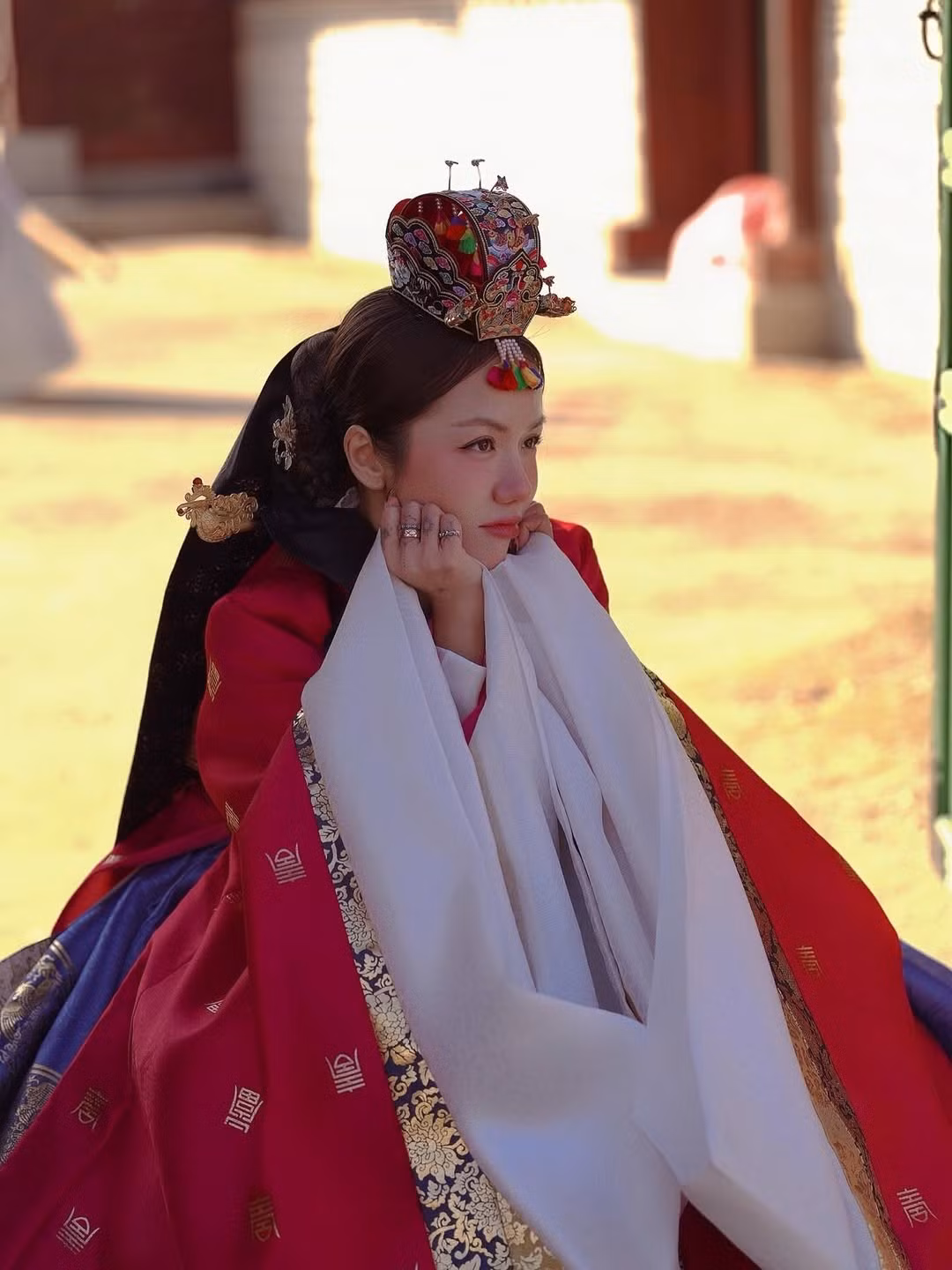 Thần thái của cô thể hiện sự duyên dáng, dịu dàng nhưng vẫn toát lên vẻ quý phái, quyền lực đúng chuẩn mỹ nhân chốn cung đình. (Ảnh: IGNV)