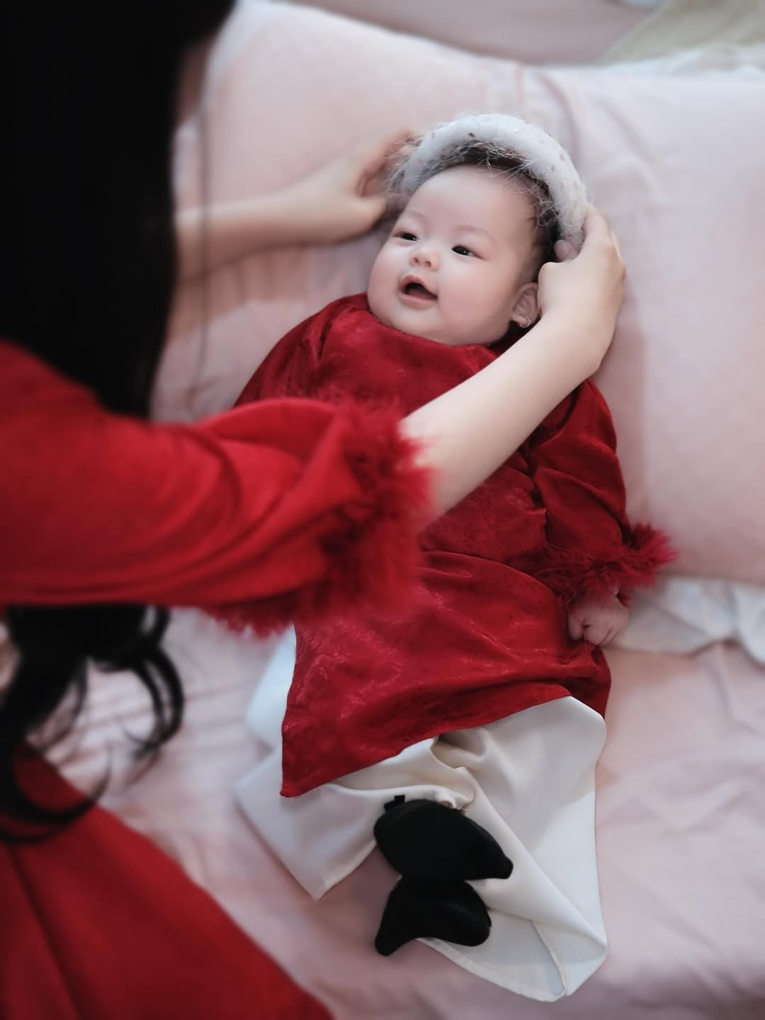 Những khoảnh khắc em bé nhìn thẳng vào ống kính với đôi mắt tròn xoe hay lúc Thanh Tâm âu yếm chăm sóc thiên thần nhỏ đã tạo nên một khung hình đầy cảm xúc. (Ảnh: IGNV)