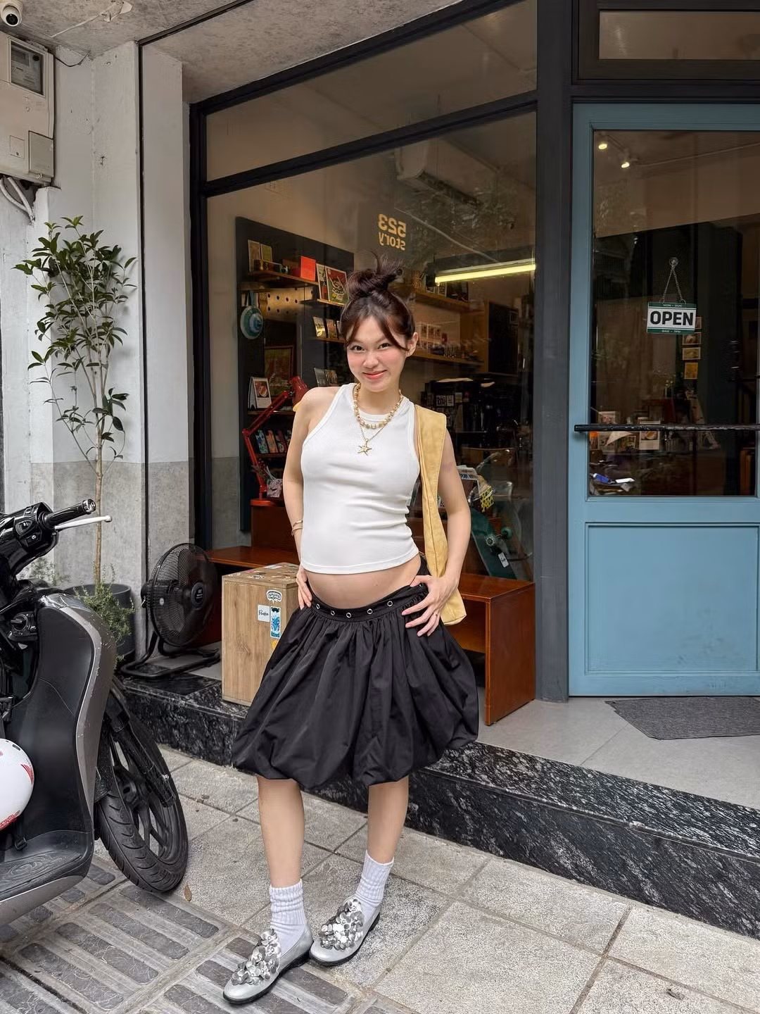 Trước đó, Ly Phạm cũng không ngần ngại khoe những khoảnh khắc đời thường khi mang thai. Cô cho thấy sự thay đổi tích cực về cả ngoại hình lẫn tinh thần. (Ảnh: IGNV)