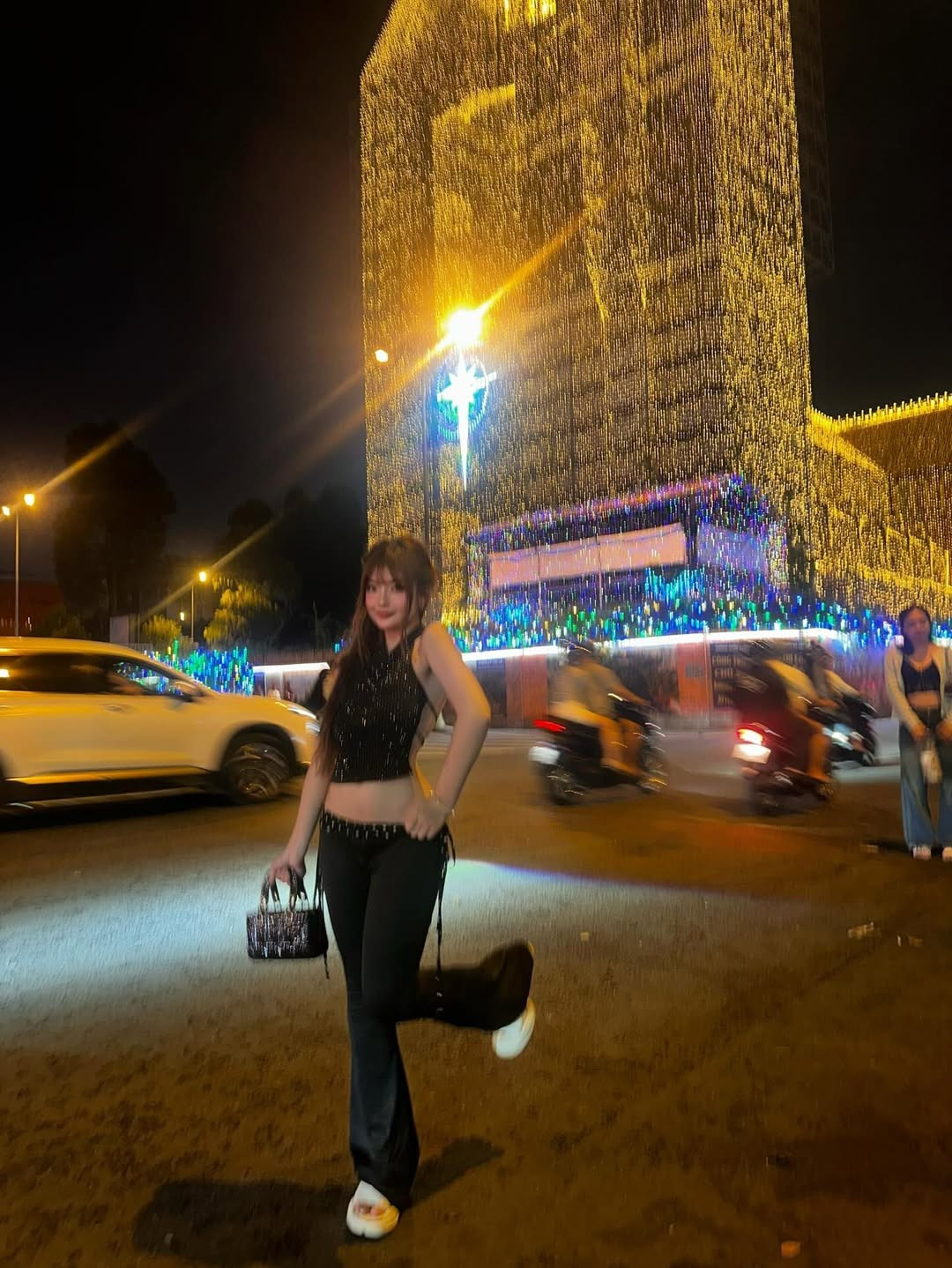 Cô nàng theo đuổi phong cách thời trang táo bạo, không ngại thử nghiệm những bộ cánh cắt xẻ, tôn lên những đường nét cơ thể khỏe khoắn và gợi cảm. (Ảnh: IG @baonane)