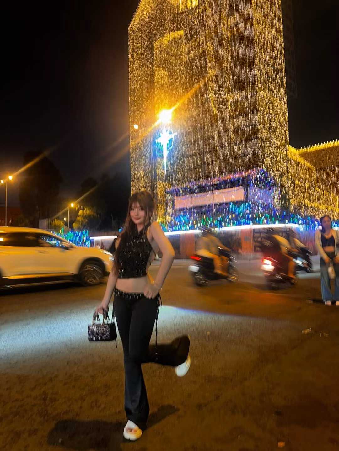 Cô nàng theo đuổi phong cách thời trang táo bạo, không ngại thử nghiệm những bộ cánh cắt xẻ, tôn lên những đường nét cơ thể khỏe khoắn và gợi cảm. (Ảnh: IG @baonane)