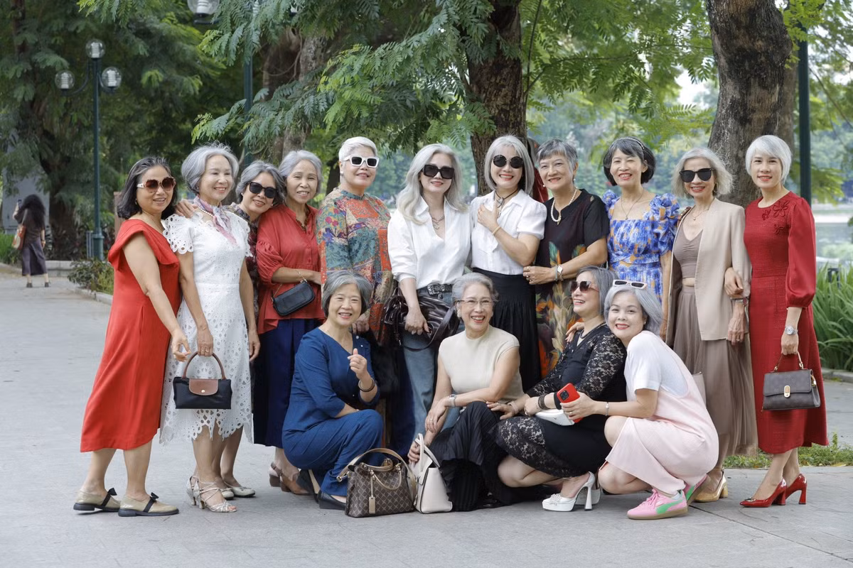 Sự xuất hiện của hội "chị đẹp tóc bạc" này đang là một phần của xu hướng mạnh mẽ về việc chấp nhận và tôn vinh vẻ đẹp lão hóa tự nhiên trên toàn cầu. Ở Việt Nam, cộng đồng "Tóc bạc đẹp tự nhiên - Lấp lánh Hội" đang lan tỏa thông điệp tích cực, cổ vũ phụ nữ tự hào về những năm tháng đã qua.