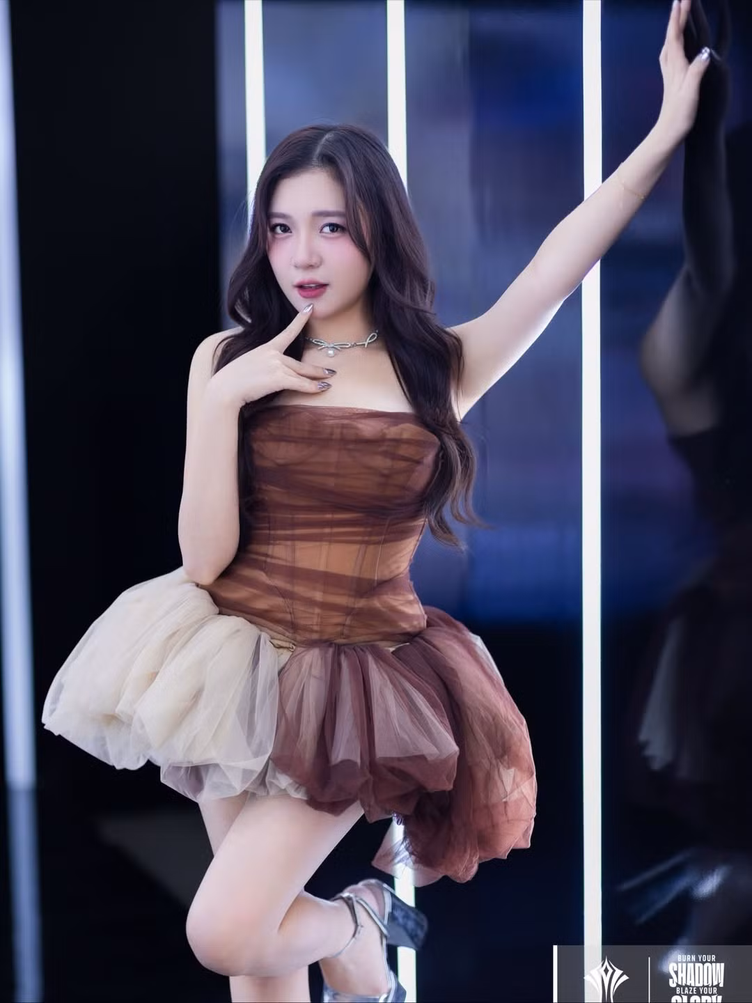 Chiếc váy hai tông màu cùng phần thân corset ôm sát khéo léo tôn lên vóc dáng đầy đặn của nữ MC. (Ảnh: IGNV)