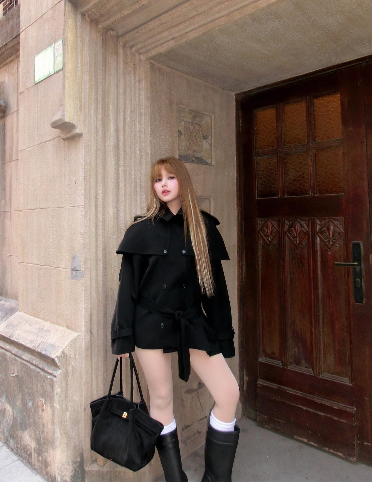 Gần đây, Xoài Non đã có chuyến du lịch Thượng Hải, Trung Quốc cùng với Gil Lê. Trên trang cá nhân, cô nàng đã "xả kho" loạt ảnh ghi lại những khoảnh khắc check-in với đường phố cùng nhiều địa điểm nổi tiếng. (Ảnh: IGNV)