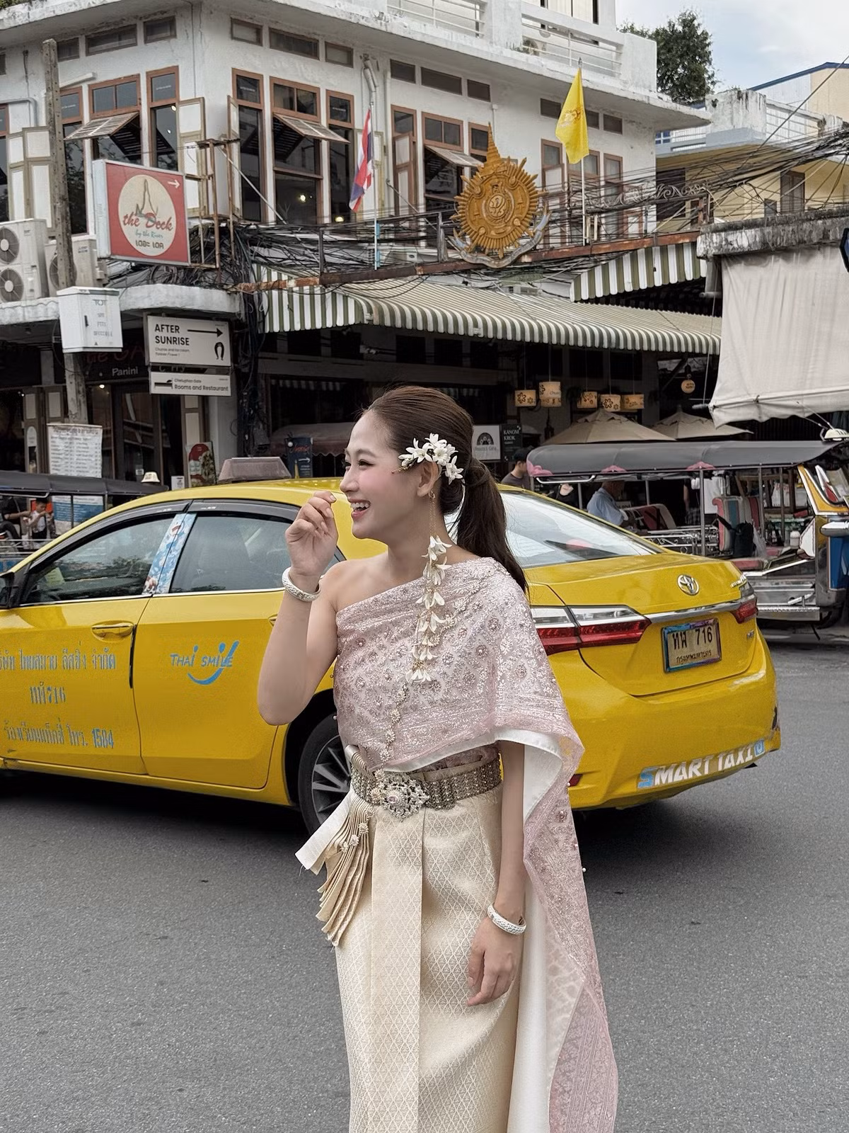 Diện lên mình trang phục truyền thống của Thái Lan trong bộ ảnh mới đây, nàng mẫu Túc Anh Hoa được nhiều người ví như "quý cô đẹt ti ni", khiến nhiều người nhìn mà không thể rời mắt. (Ảnh: FBNV)