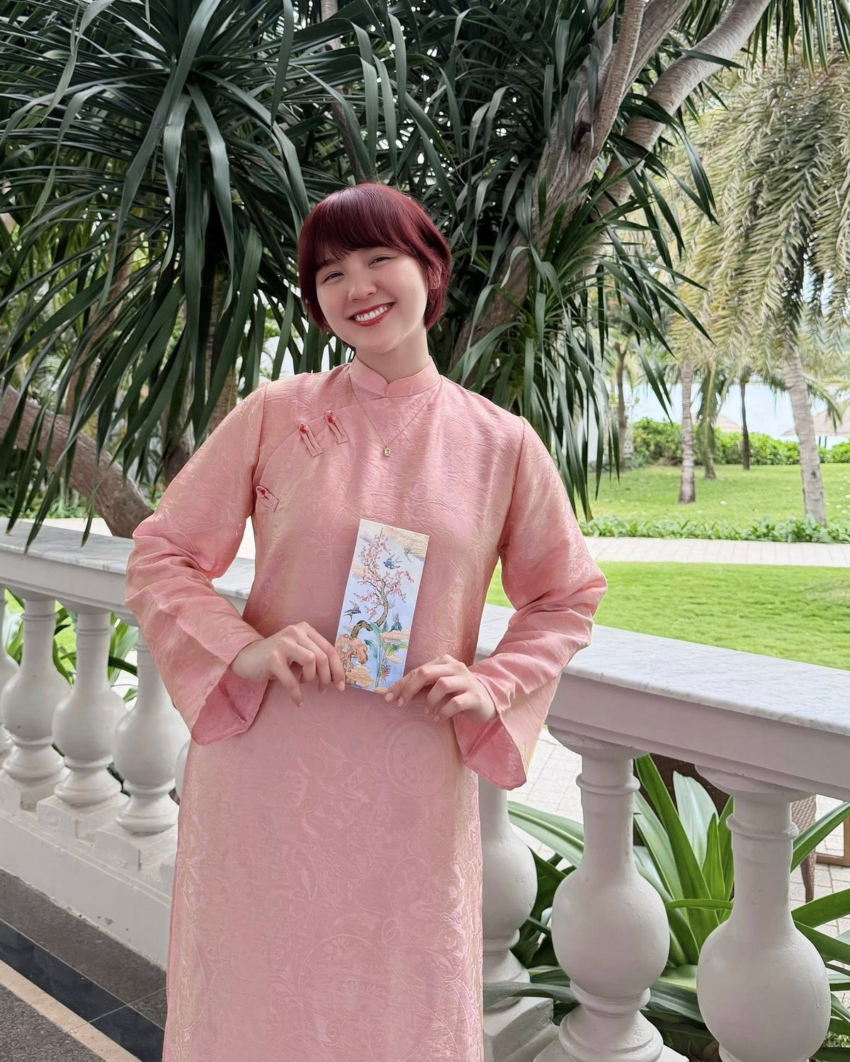 Mới đây, trên trang cá nhân của mình, Hải Tú đã đăng tải loạt ảnh diện áo dài với phong thái nhẹ nhàng, thanh thoát. Đi kèm với những khung hình lung linh là dòng trạng thái đầy hóm hỉnh và gần gũi: "Cập nhật tình hình hiện tại: hết Tết…. Và mặt sắp thành 2 cái bánh chưng… TÚ XIN CHÚC MỌI NGƯỜI MỘT NĂM MỚI: Vững vàng như ngựa phi, Dịu dàng như nắng sớm, Và rực rỡ theo cách rất riêng của mình nhé." (Ảnh: FBNV)