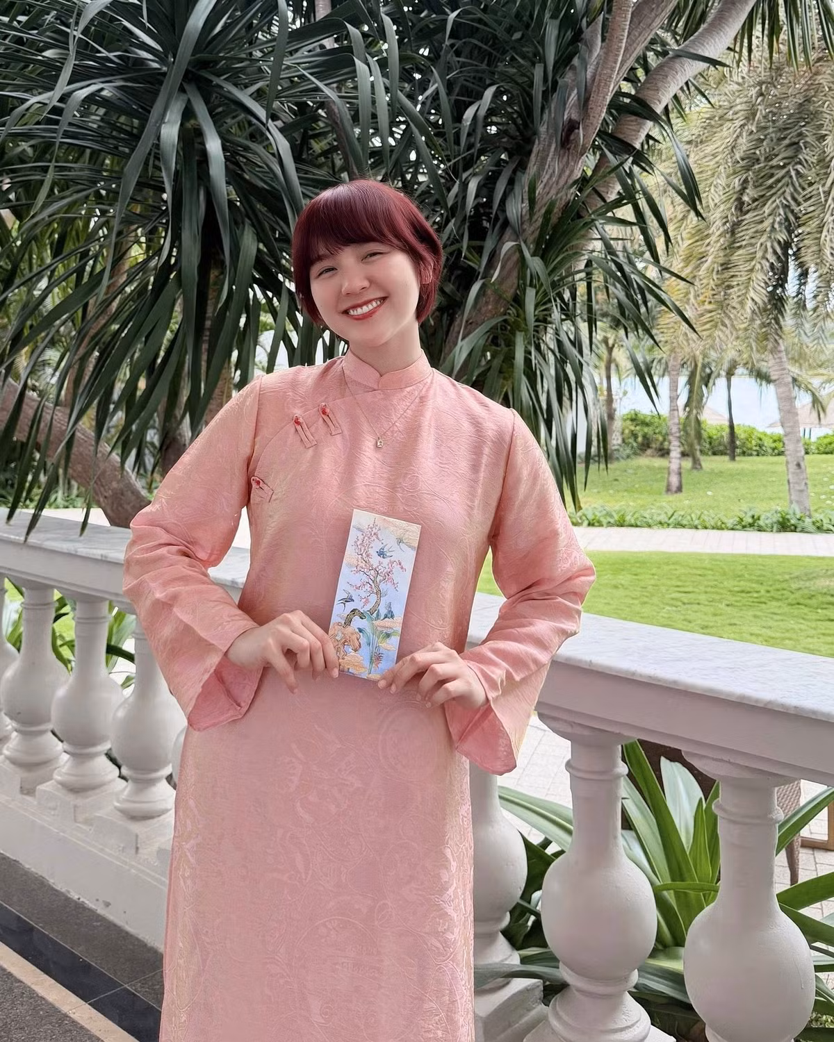 Mới đây, trên trang cá nhân của mình, Hải Tú đã đăng tải loạt ảnh diện áo dài với phong thái nhẹ nhàng, thanh thoát. Đi kèm với những khung hình lung linh là dòng trạng thái đầy hóm hỉnh và gần gũi: "Cập nhật tình hình hiện tại: hết Tết…. Và mặt sắp thành 2 cái bánh chưng… TÚ XIN CHÚC MỌI NGƯỜI MỘT NĂM MỚI: Vững vàng như ngựa phi, Dịu dàng như nắng sớm, Và rực rỡ theo cách rất riêng của mình nhé." (Ảnh: FBNV)