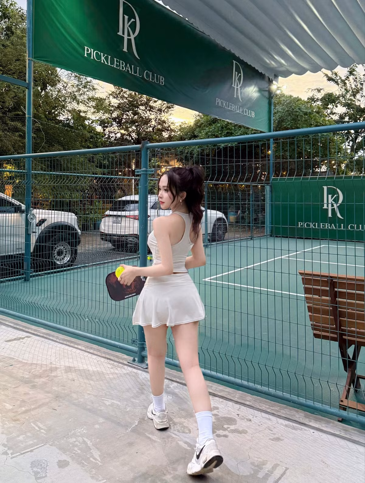 Kiểu tóc buộc cao gọn gàng càng làm nổi bật gương mặt tươi tắn, tràn đầy năng lượng.