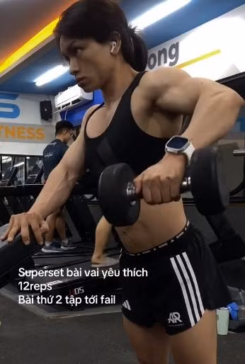 Trang thường xuyên chia sẻ hành trình tập luyện và chế độ ăn uống nghiêm ngặt trên mạng xã hội.