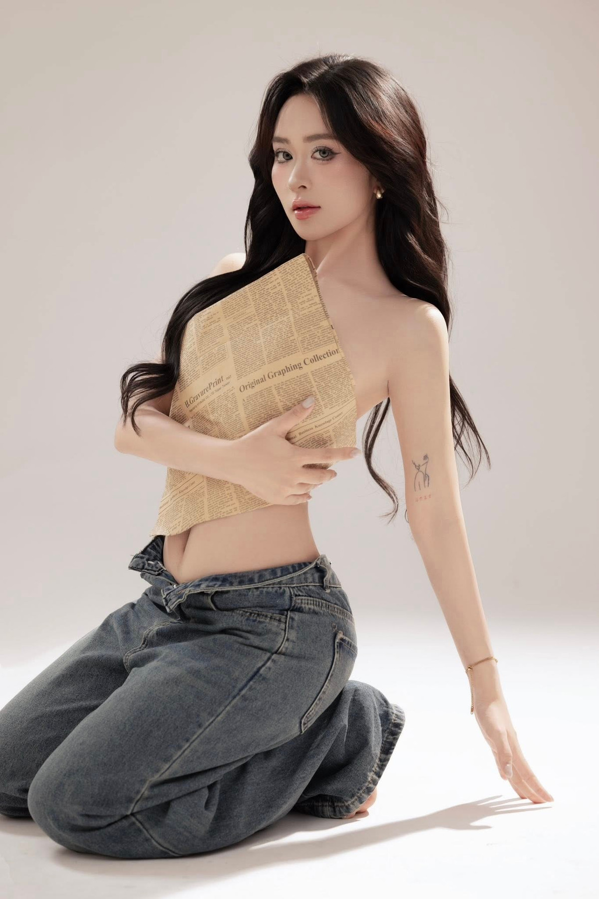 Ngắm một lượt trang cá nhân của cô nàng, nhiều người phải xuýt xoa trước nhan sắc xinh đẹp của Uyên Trần. Cô nàng sở hữu thân hình mảnh mai, nhẹ nhàng cùng thần thái cuốn hút.