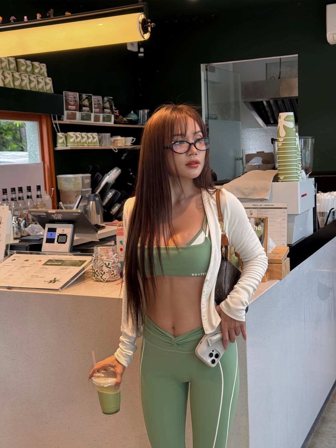 Điểm nhấn trẻ trung nằm ở đôi giày sneaker trắng đi kèm tất cao cổ, tạo nên một tổng thể vừa khỏe khoắn, vừa thời thượng. (Ảnh: IGNV)