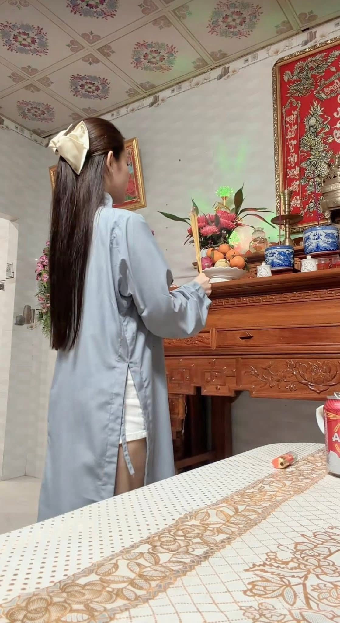 Từ xưa đến nay, việc thắp hương cầu nguyện trước bàn thờ tổ tiên luôn được coi là nghi lễ linh thiêng, đòi hỏi sự thành tâm và trang trọng tuyệt đối. Ngoài tấm lòng thành, trang phục chính là yếu tố đầu tiên thể hiện sự tôn trọng của con cháu đối với bậc bề trên.