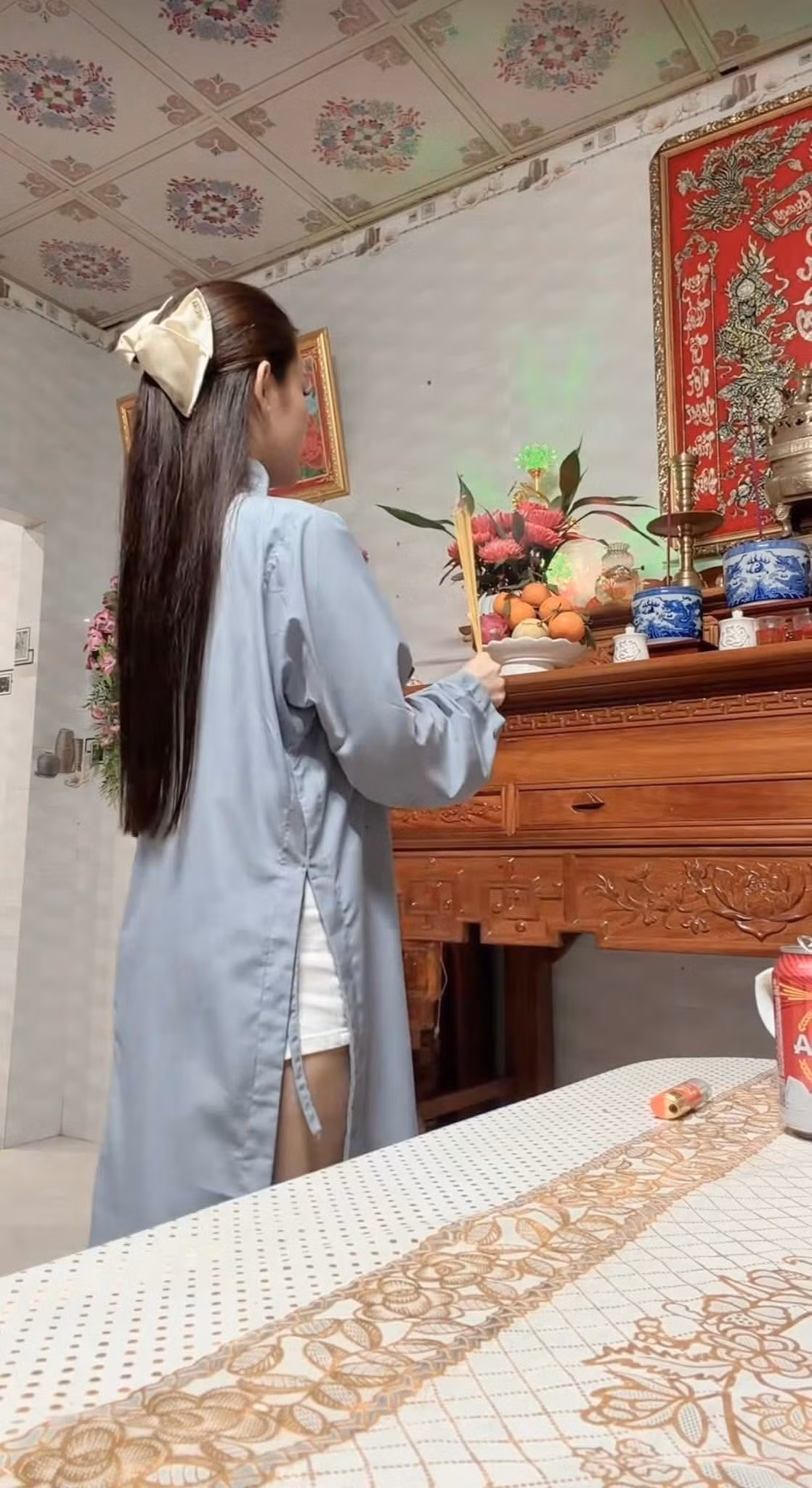 Từ xưa đến nay, việc thắp hương cầu nguyện trước bàn thờ tổ tiên luôn được coi là nghi lễ linh thiêng, đòi hỏi sự thành tâm và trang trọng tuyệt đối. Ngoài tấm lòng thành, trang phục chính là yếu tố đầu tiên thể hiện sự tôn trọng của con cháu đối với bậc bề trên.