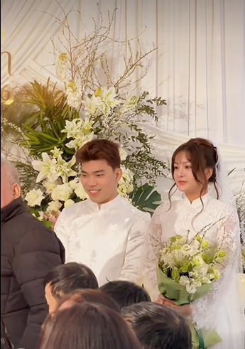 Tình yêu của Lyly Suri và Soanh Trần luôn là chủ đề thu hút sự quan tâm lớn từ cộng đồng mạng. Cặp đôi bắt đầu vướng tin đồn hẹn hò từ đầu năm 2025 sau những video tương tác đầy tình tứ trên mạng xã hội. Lyly từng chia sẻ cả hai đã dành thời gian trò chuyện, "rep story" của nhau trước khi chính thức đi chơi buổi đầu tiên. (Ảnh: FBVN)