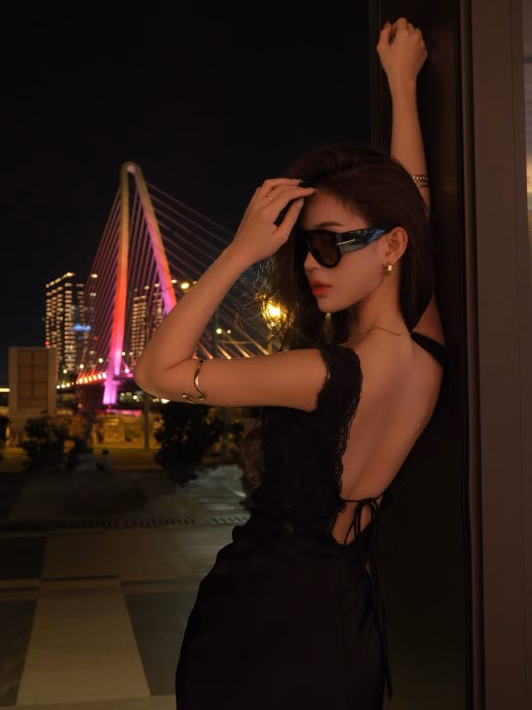 Thiết kế cổ chữ V sâu cùng với chi tiết ren xuyên thấu tạo điểm nhấn gợi cảm, khoe khéo vòng một đầy đặn và xương quai xanh quyến rũ. (Ảnh: IGNV)