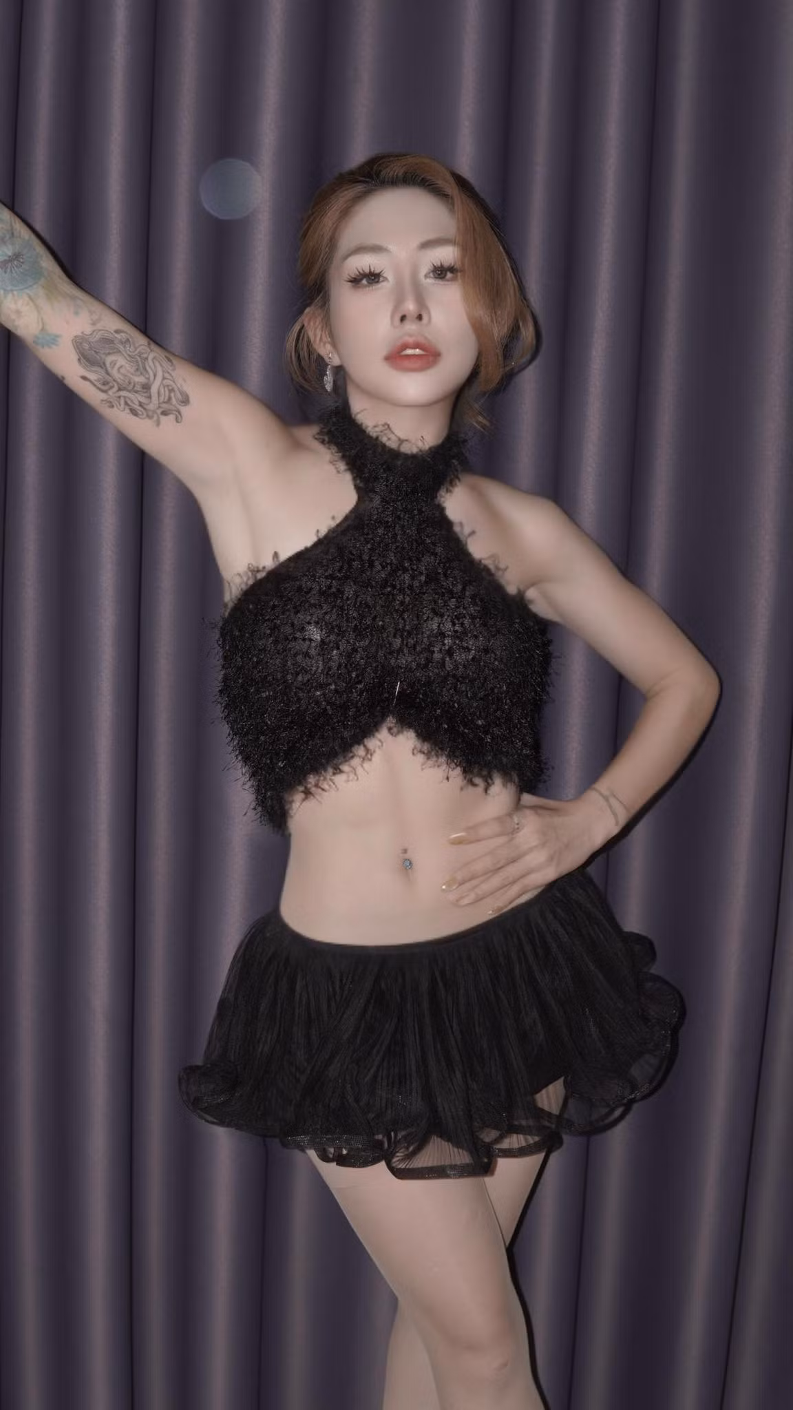 Du Uyên đặc biệt yêu thích những thiết kế phá cách, ôm sát thân, để làm nổi bật đường cong nóng bỏng. (Ảnh: IGNV)