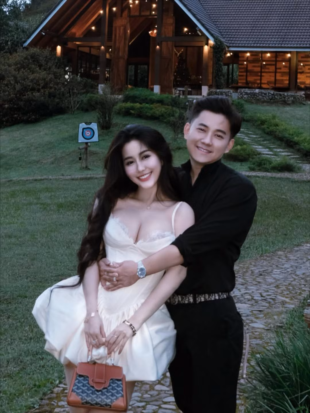 Sự quan tâm, chăm sóc và chiều chuộng của bạn trai Võ Ngọc Trân dành cho cô nàng khiến người hâm mộ phải xuýt xoa, thậm chí "xin vía". (Ảnh: IGNV)