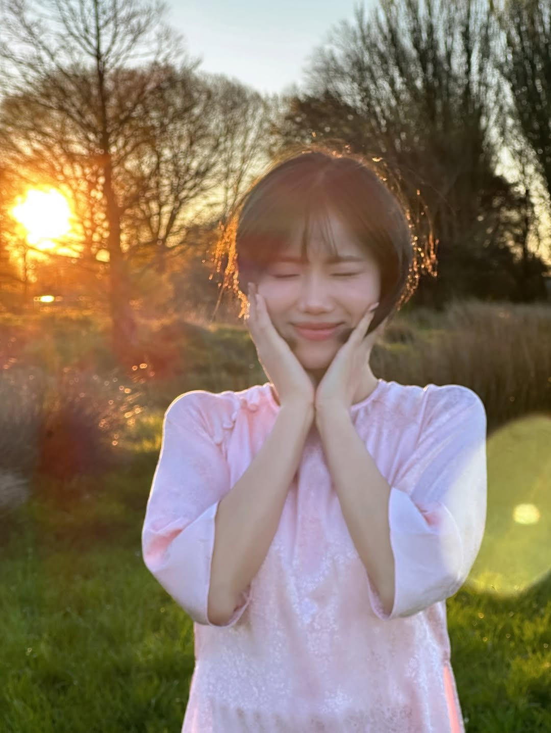 Không dừng lại ở việc học, Meichan còn là một Content Creator đình đám với kênh YouTube sở hữu hàng trăm nghìn lượt theo dõi. Nội dung của cô thường xoay quanh cuộc sống du học, bí kíp học tập và năng lượng tích cực, truyền cảm hứng cho rất nhiều bạn trẻ. (Ảnh: IGNV)